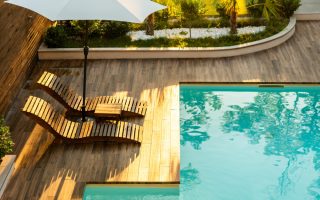 une terrasse couverte pour sublimer votre espace piscine et en profiter toute l'année.jpg